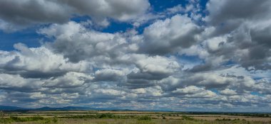 Bahar ovasının gök gürültülü bulutlarıyla manzarası