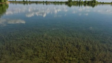 Dağlık arazide bir bahar gölü manzarası
