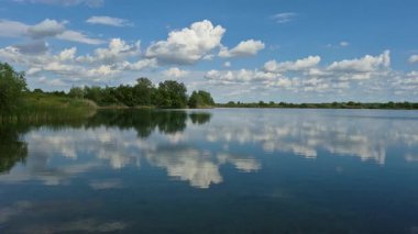 Dağlık arazide bir bahar gölü manzarası