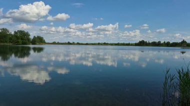 Dağlık arazide bir bahar gölü manzarası