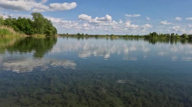 Dağlık arazide bir bahar gölü manzarası