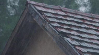 Şiddetli yağmur altında kiremitli çatı
