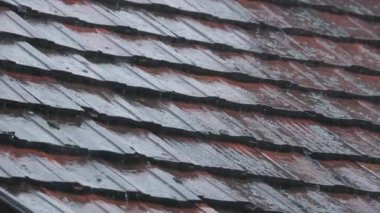 Şiddetli yağmur altında kiremitli çatı