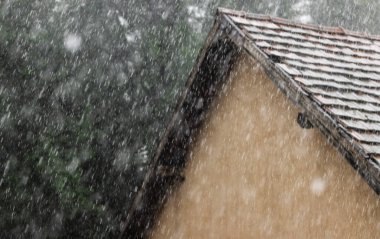 Şiddetli yağmur altında kiremitli çatı