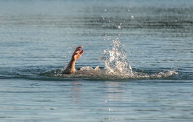 Boğulan adamın elleri su yüzeyinde.
