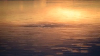 Yazın gün batımında fırtınadan önceki bir göl manzarası.