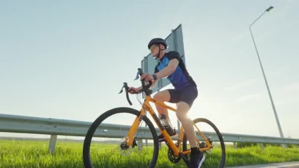 Hombre Con Casco Negro Ropa Ciclismo Montar Bicicleta Durante Entrenamiento — Vídeos de Stock