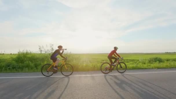 Кавказькі Чоловіки Шоломах Спортивному Спорті Їздять Велосипедах Шосе Один Спортивний — стокове відео
