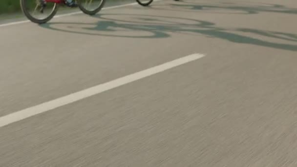 Visão Traseira Ciclistas Pedalando Bicicletas Corrida Livre Durante Pôr Sol — Vídeo de Stock
