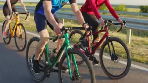 Közel Három Kaukázusi Kerékpáros Sportos Testalkatú Biciklivel Aszfaltozott Úton Boldog — Stock videók