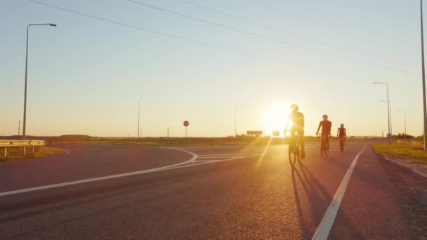 Sportliche Männer Und Frauen Mit Schutzhelm Und Sportkleidung Nutzen Fahrräder — Stockvideo