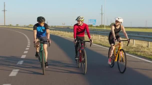 Três Ciclistas Profissionais Capacetes Óculos Usando Bicicletas Esportivas Para Andar — Vídeo de Stock