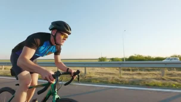 アスファルト道路上の高速上の安全ヘルメットとメガネ乗馬バイクの同僚とスポーツマン レーシング 人と持久力の概念 — ストック動画
