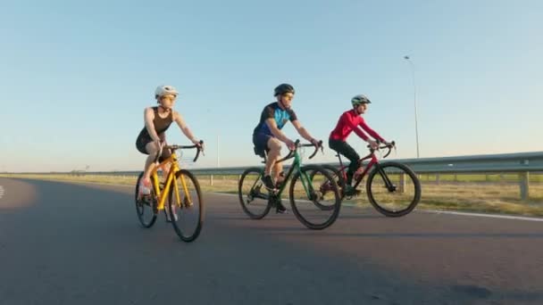 Les Sportifs Vêtements Sport Casques Aide Vélos Professionnels Pour Vélo — Video