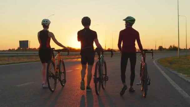 Amici Caucasici Maschi Femmine Caschi Sicurezza Trascorrono Serata Insieme Ciclismo — Video Stock