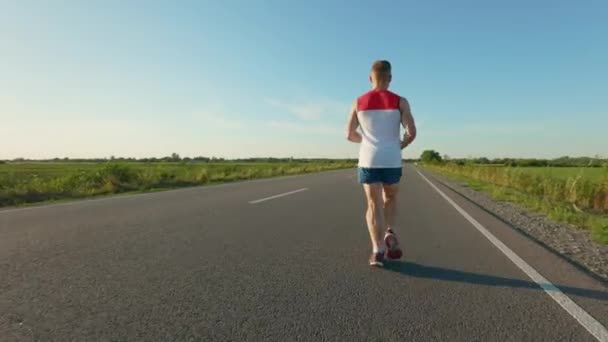Vue Arrière Sportif Fatigué Qui Court Lentement Dans Route Campagne — Video