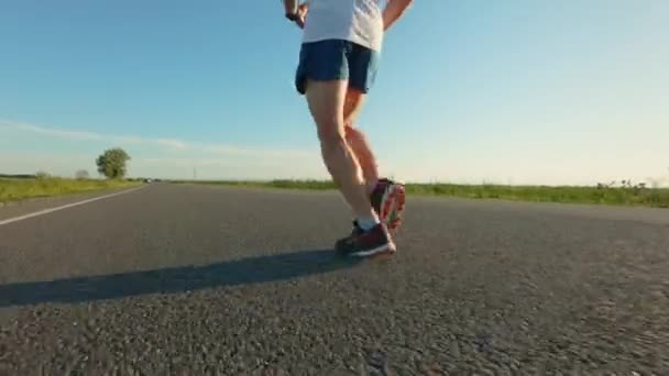 선수가 조깅하는 도로에서 천천히 달리고 있습니다 운동화 운동화를 훈련하고 운동을 — 비디오
