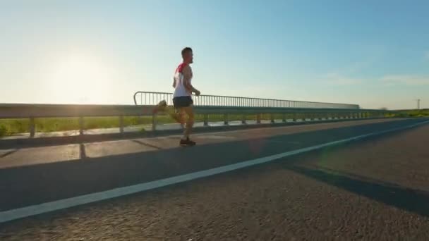 Seitenansicht Eines Starken Läufers Der Schnell Über Eine Brücke Der — Stockvideo