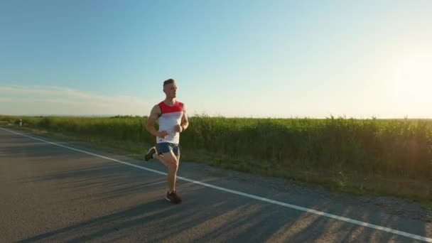Boční Pohled Mladého Běžce Sportovním Oblečení Teniskách Který Účastní Maratonu — Stock video