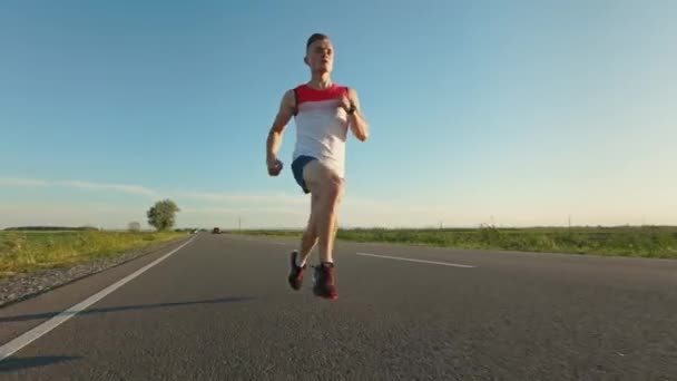 Widok Przodu Młodego Silnego Sportowca Biegającego Intensywnie Świeżym Powietrzu Mężczyzna — Wideo stockowe