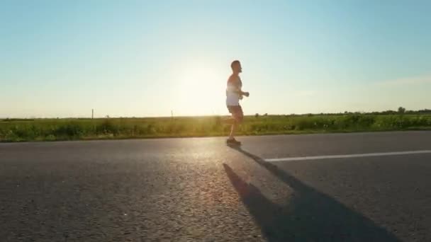 선수가 달리는 여름에 인내를 훈련하는 조깅을 운동을 경기장에서 도로에서 운동을 — 비디오
