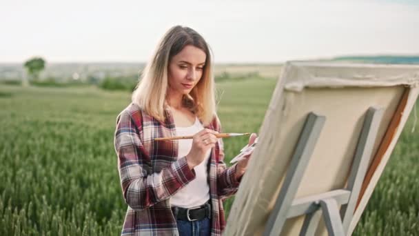Vista Lateral Desenho Artista Feminino Pintura Cavalete Apreciando Admirando Loira — Vídeo de Stock