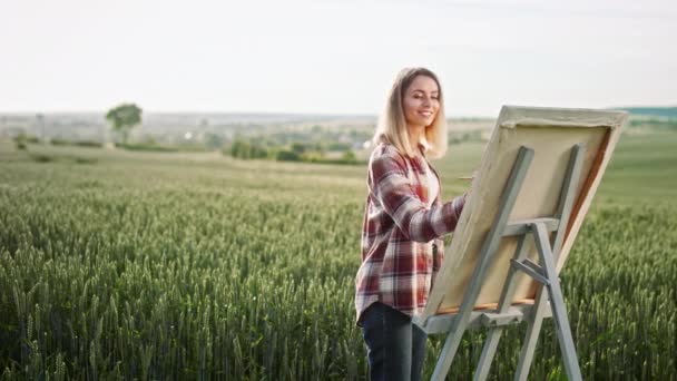 Neşeli Kadın Ressamın Çizimlerinin Yan Görünüşü Sahada Resim Yapması Sarışın — Stok video
