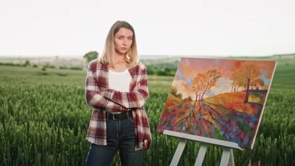 Güzel Sarışın Bir Kadının Sonbahar Manzarasının Resmini Gösterdiği Manzara Ekose — Stok video