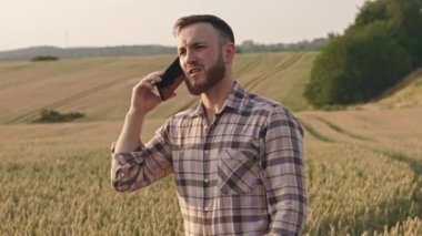 Tarımcı, tarlada buğdayla dikilen, telefonda duygusal konuşan çiftçi. Sakallı, ekose gömlekli, çalışkan bir adam. Tarım kavramı.