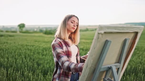 Pohled Blondýnu Kostkované Košili Džínách Jak Maluje Venku Umělkyně Kreslí — Stock video