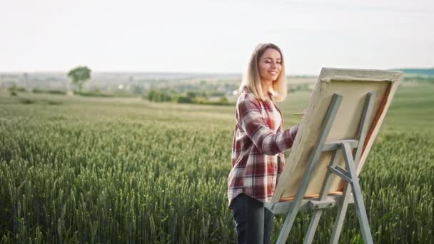 Neşeli Kadın Ressamın Çizimlerinin Yan Görünüşü Sahada Resim Yapması Sarışın — Stok video