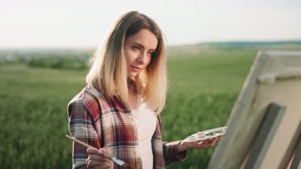 Boční Pohled Blondýnu Stojící Poli Malující Stojanu Veselá Umělkyně Drží — Stock video