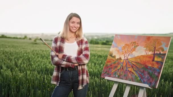 Neşeli Kadın Ressamın Manzaranın Resmini Sergilediği Manzara Güzel Sarışın Kadın — Stok video
