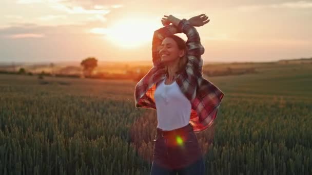 Вид Сбоку Радостной Счастливой Женщины Танцующей Прыгающей Поворачивающейся Наслаждающейся Поле — стоковое видео
