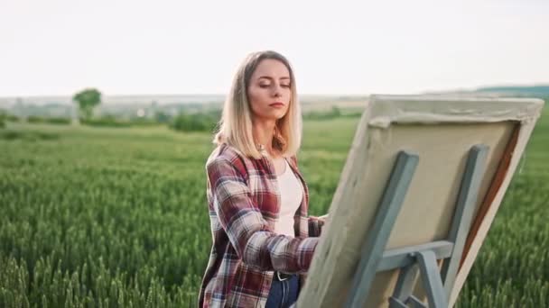 Widok Boku Blondynki Noszącej Koszulę Kratę Dżinsy Malującej Zewnątrz Artystka — Wideo stockowe