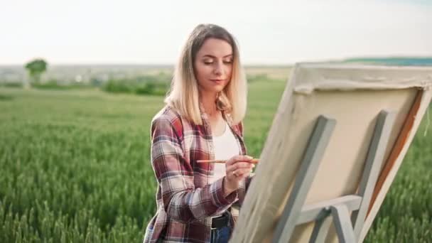 Seitenansicht Der Künstlerin Zeichnung Malerei Auf Staffelei Genießen Bewundern Blonde — Stockvideo