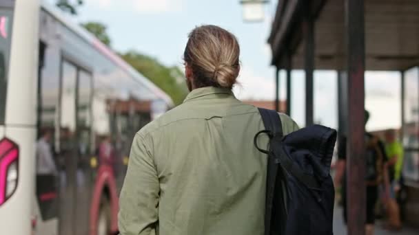 Rückenansicht Eines Gutaussehenden Mannes Mit Bart Der Einen Rucksack Trägt — Stockvideo