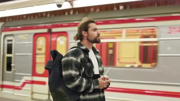 Zijaanzicht Van Brunette Man Met Baard Metro Wachtend Knappe Man — Stockvideo