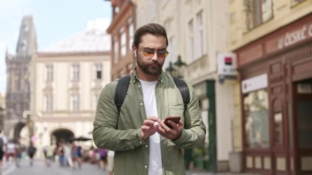 Seitenansicht Eines Gutaussehenden Brünetten Mannes Der Auf Der Straße Steht — Stockvideo