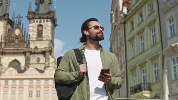 Vorderansicht Männlicher Touristen Die Auf Der Straße Spazieren Gehen Gebäude — Stockvideo