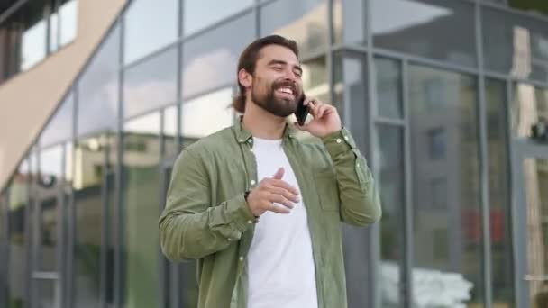 Boční Pohled Obchodníka Stojícího Ulici Používajícího Smartphone Mluvícího Pohledný Muž — Stock video