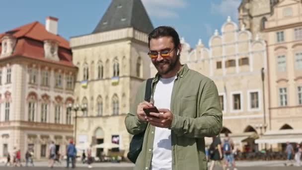 Seitenansicht Eines Gutaussehenden Mannes Mit Bart Der Unterwegs Ist Sein — Stockvideo