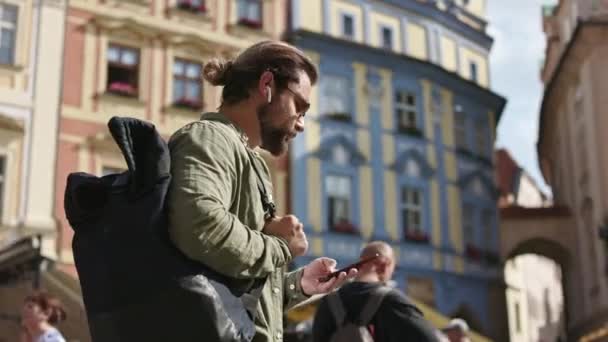 Seitenansicht Eines Mannes Mit Kopfhörern Der Sonnenbrille Und Rucksack Trägt — Stockvideo