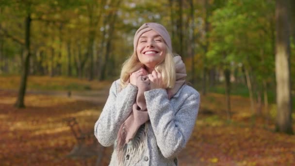 Front View Cheerful Blonde Lady Walking Park Enjoying Nice Weather — Stockvideo
