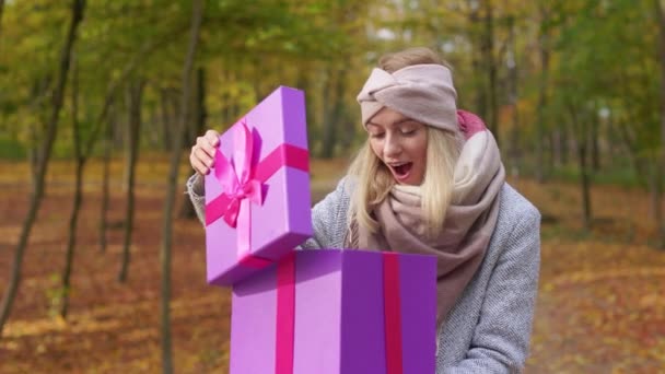 Front View Surprised Glad Woman Standing Park Opening Gift Box — Vídeos de Stock