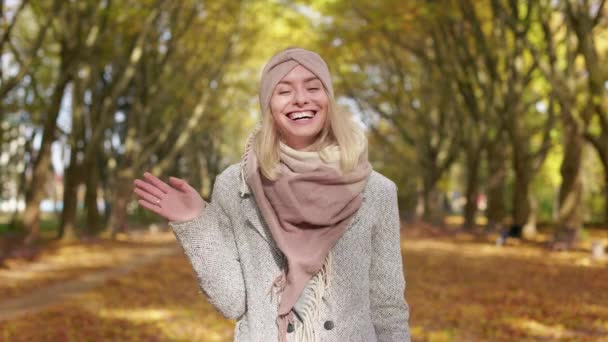 Μπροστά Άποψη Του Χαρούμενα Νεαρή Κοπέλα Στέκεται Στο Πάρκο Φθινόπωρο — Αρχείο Βίντεο