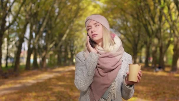 Front View Irritated Young Lady Standing Park Talking Smartphone Beautiful — Wideo stockowe