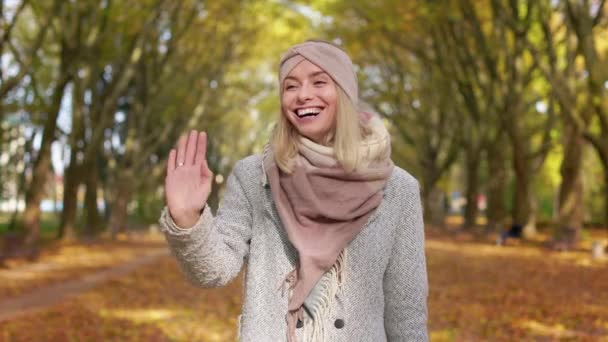 Вид Спереду Молода Блондинка Яка Гуляє Парку Переглядає Вітає Приваблива — стокове відео