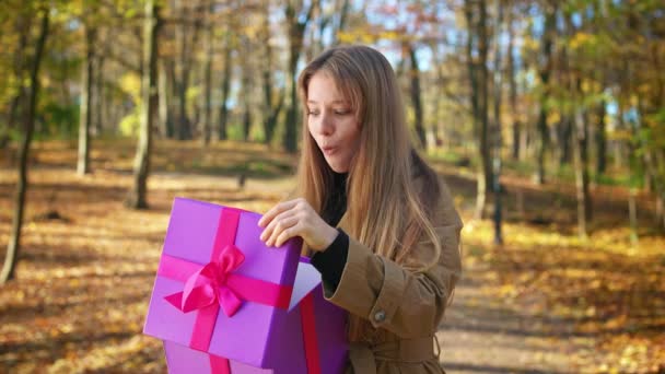 Side View Surprised Shocked Young Woman Opening Present Gift Box — Stock video