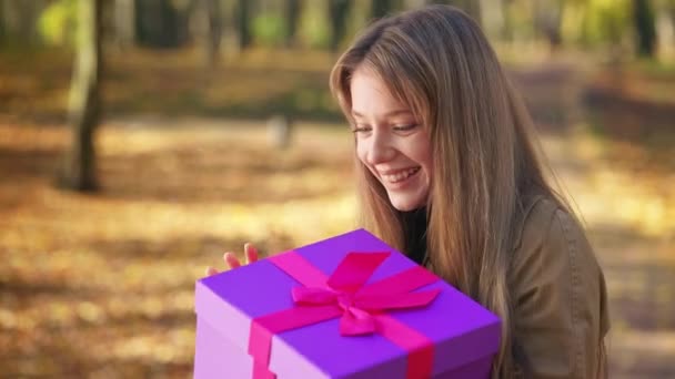 Side View Surprised Shocked Woman Opening Present Gift Box Park — Vídeos de Stock
